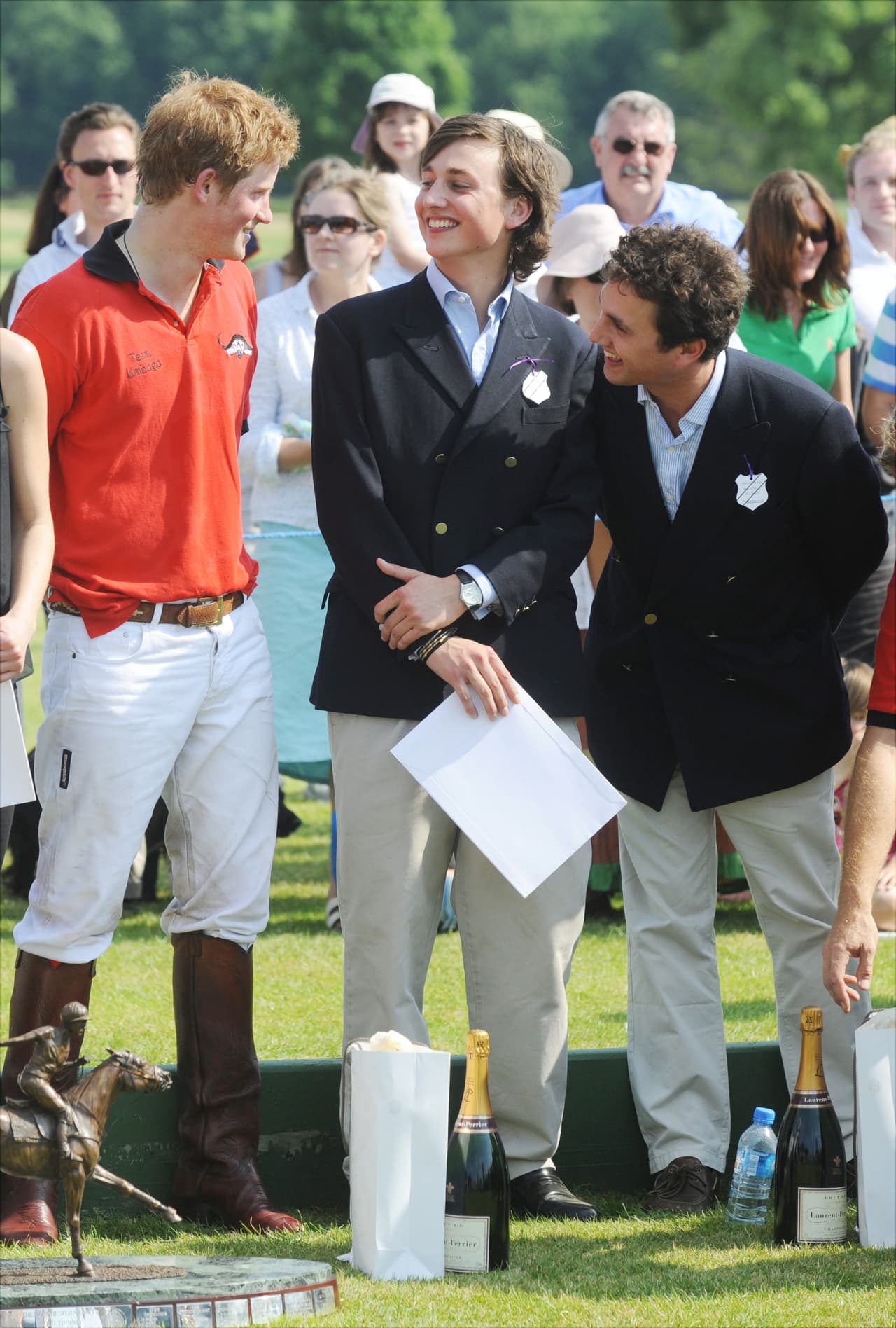 El príncipe Harry y van Straubanzee se conocieron en la exclusiva escuela 
<b><a href="http://www.ludgrove.net/">Ludgrove</a></b>, en Berkshire.