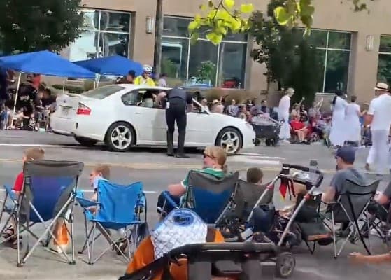 Ronda la tragedia. La policía detiene a un hombre que invadió con su auto la ruta del Desfile de los Pioneros