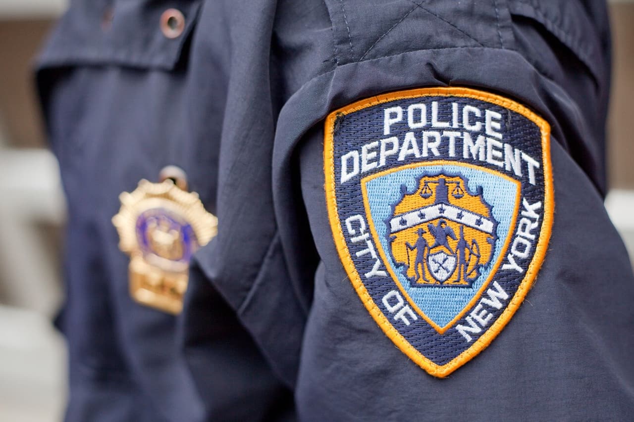 Buscan a sospechosos acusados de robar 28,000 dólares en negocios en Bay Ridge