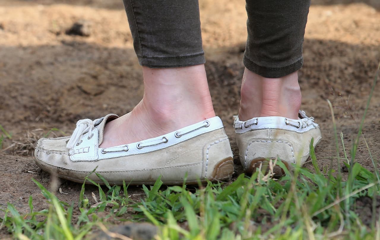 Kate Middleton no tuvo que enredarse mucho en la mañana al elegir sus zapatos. Si se trataba de caminar, recorrer la selva, departir con los animales y viajar en un equipado campero, lo mejor era apostar por los emblemáticos 'Sebago shoes'. Una vez más el tono beige la acompañó en sus apuestas.