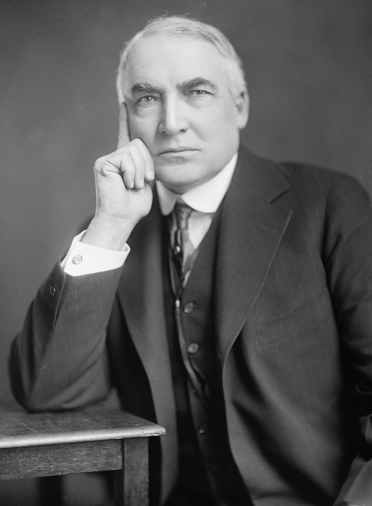 Warren G. Harding (1921-1923) fue el primer presidente en tener un radio, en dar un discurso por radio, en conducir un automóvil en su posesión y en que las mujeres pudieran salir a votar por un presidente. Dos escándalos sacudieron su mandato: la salida a la luz de su amante, Nan Britton, y la corrupción en el Teatop Dome, que ocurrió entre 1921 a 1922 y consistió en que el Secretario del Interior Albert Bacon Fall había alquilado las reservas de petróleo de la Marina en Teapot Dome, en Wyoming y otras dos localidades en California, a compañías petroleras privadas a tasas bajas sin que se llevara a cabo una licitación.
