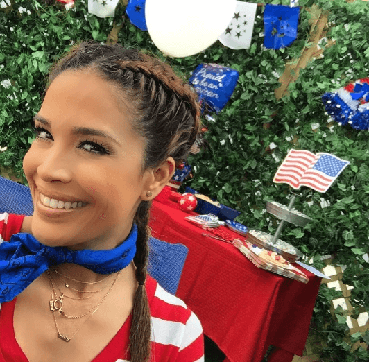 Karla nos presumió su hermoso peinado, y como podemos ver estaba lista para la fiesta.