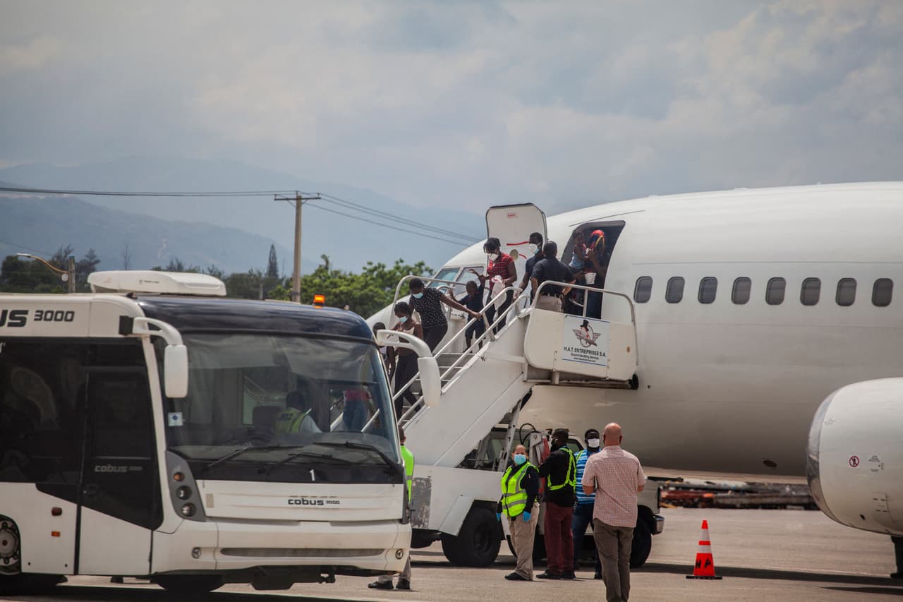 Un grupo de migrantes haitianos a su llegada al aeropuerto de Puerto Príncipe desde Estados Unidos, el domingo 19 de septiembre.