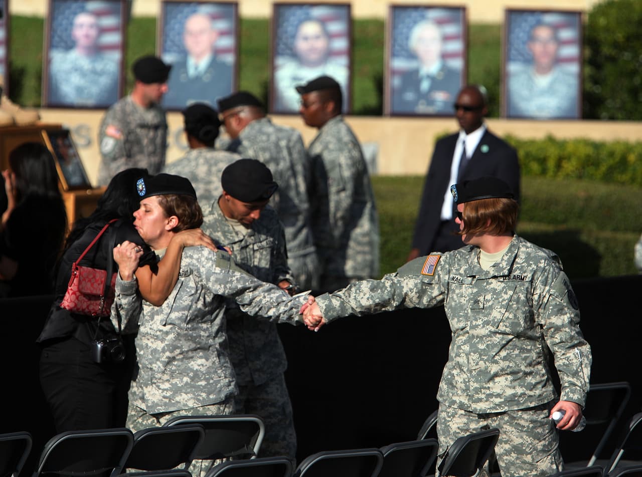 <b>2009. Instalación militar en Fort Hood, Texas.</b> 
<a href="https://www.univision.com/noticias/tiroteos/en-fotos-los-autores-de-los-tiroteos-masivos-mas-mortiferos-de-eeuu-fotos">Nidal Hassam era mayor del ejército y médico psiquiatra</a>. Abrió fuego contra militares y civiles en el centro de preparación física de la base, donde se atienden a los soldados antes de ser enviados a misiones. Practicante del Islam, el atacante resultó herido en el evento y paralizado de la cintura hacia abajo después de matar a 13 personas. Fue hallado culpable de 13 asesinatos premeditados y condenado a muerte en 2013. En la fotografía, los compañeros de las víctimas durante el funeral. 5 de noviembre de 2009.