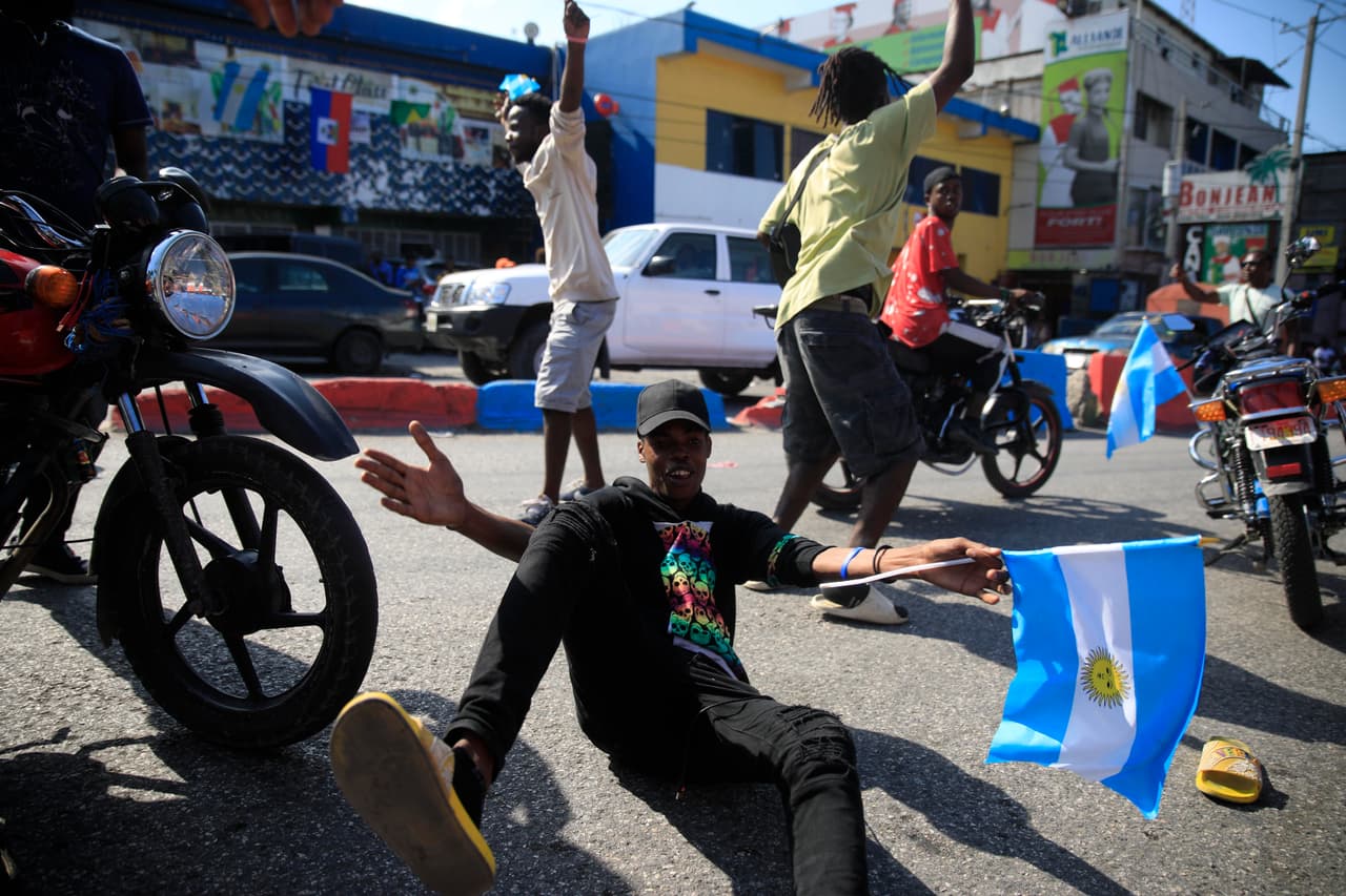Los festejos también contagiaron a fanáticos del deporte en todo el mundo, como lo muestra esta fotografía, en la que aparecen hinchas del fútbol celebrando en las calles de Puerto Príncipe, Haití.