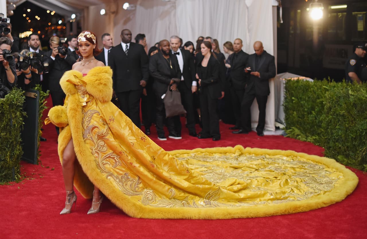 Pero, sin duda, la corona de esa edición se la llevó
<b>Rihanna</b>. La razón fue muy sencilla: fue de las pocas celebridades que decidieron usar el trabajo de un diseñador chino (Guo Pei), sin mencionar lo despampanante del vestido en sí.