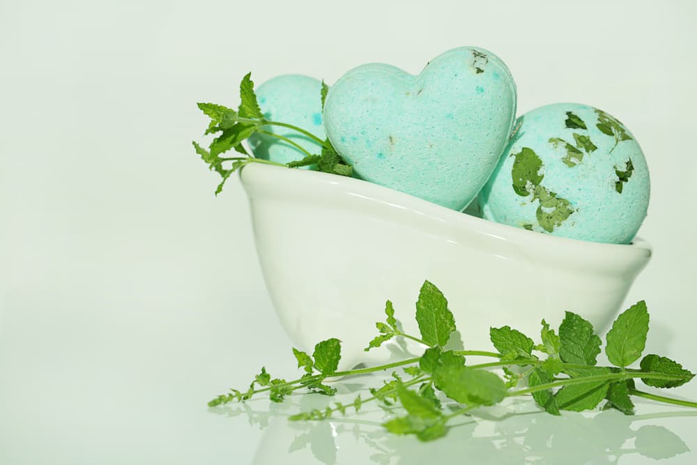 Primero queremos recomendarte un ritual de baño, donde mezcles ruda y menta en el agua que usas para ducharte. Es un ritual que te servirá si sientes que tu energía está bloqueada o hay efectos negativos en tu salud, amor y trabajo.