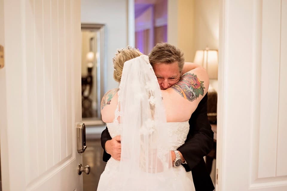 Un fuerte abrazo fue el inicio de la mágica boda de Taylor Chewning