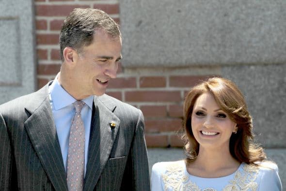 Tiene que ir a importantes eventos con su esposo, Enrique Peña Nieto, así que se viste con ropa de famosos diseñadores.