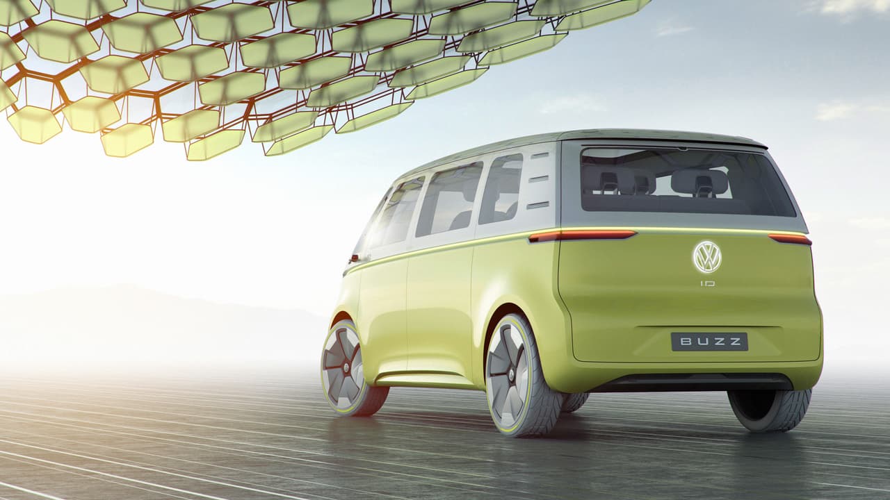 El diseño de la parte posterior de la Volkswagen I.D. Buzz Concept parece sencillo, pero también tiene innovaciones, como sus luces LED, y el emblema iluminado, tal como se presenta al frente.