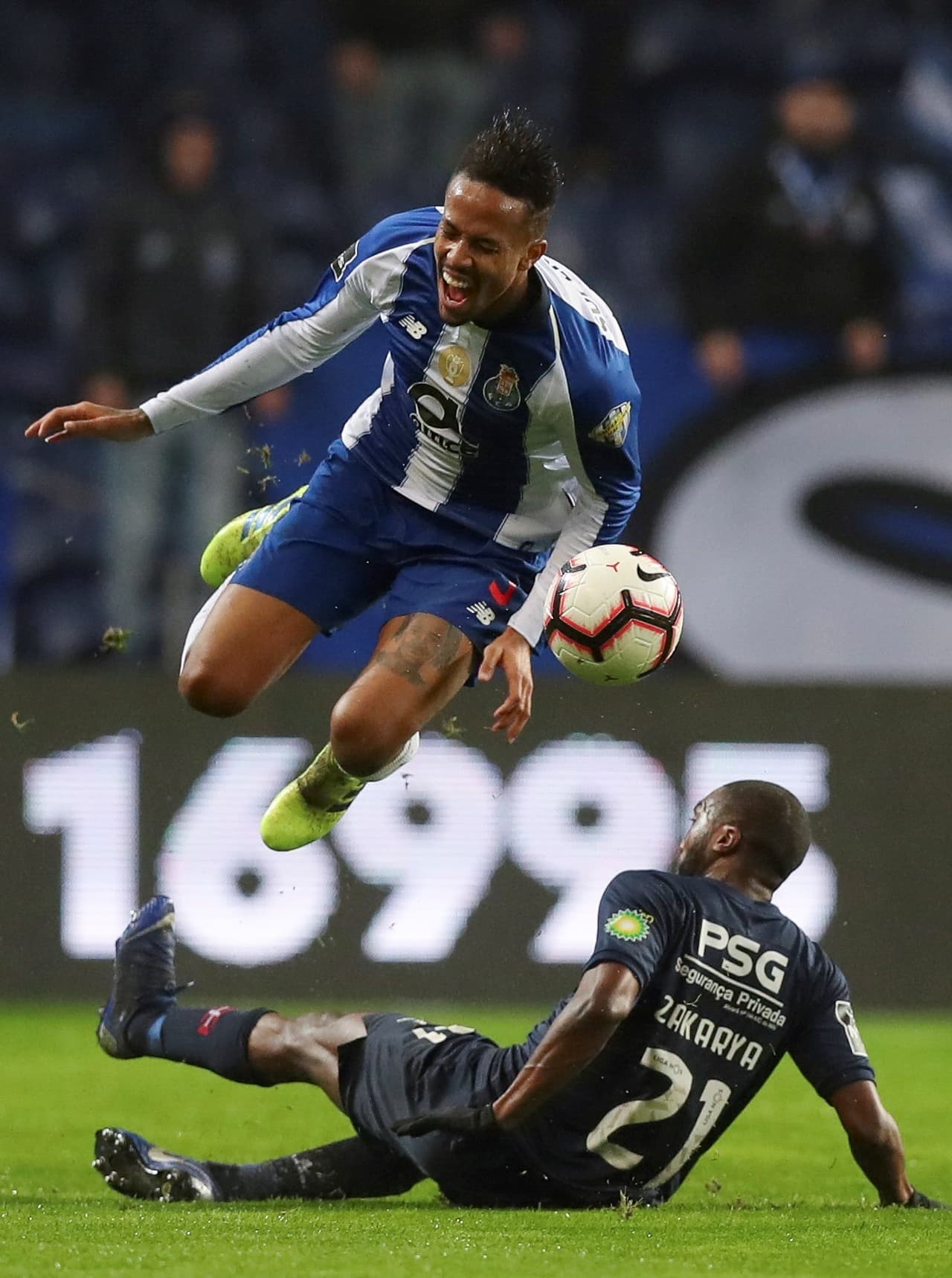 El equipo de Os Belenenses endurecía la pierna como único recurso para contrarrestar la fortaleza de su rival. Al final incluso hubo una expulsión de su lado, Gonçalo Silva vio el cartón rojo.