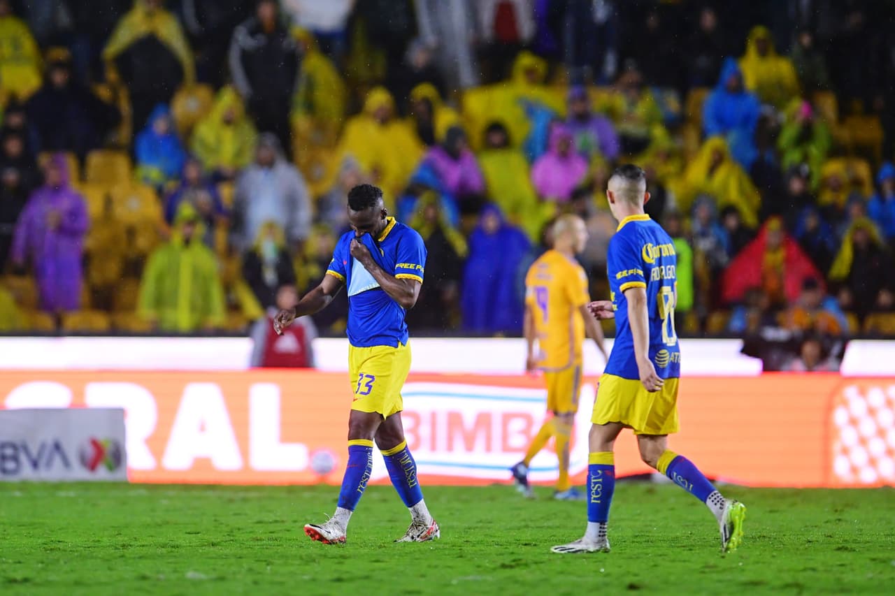 Julián Quiñones se fue furioso tras salir de cambio