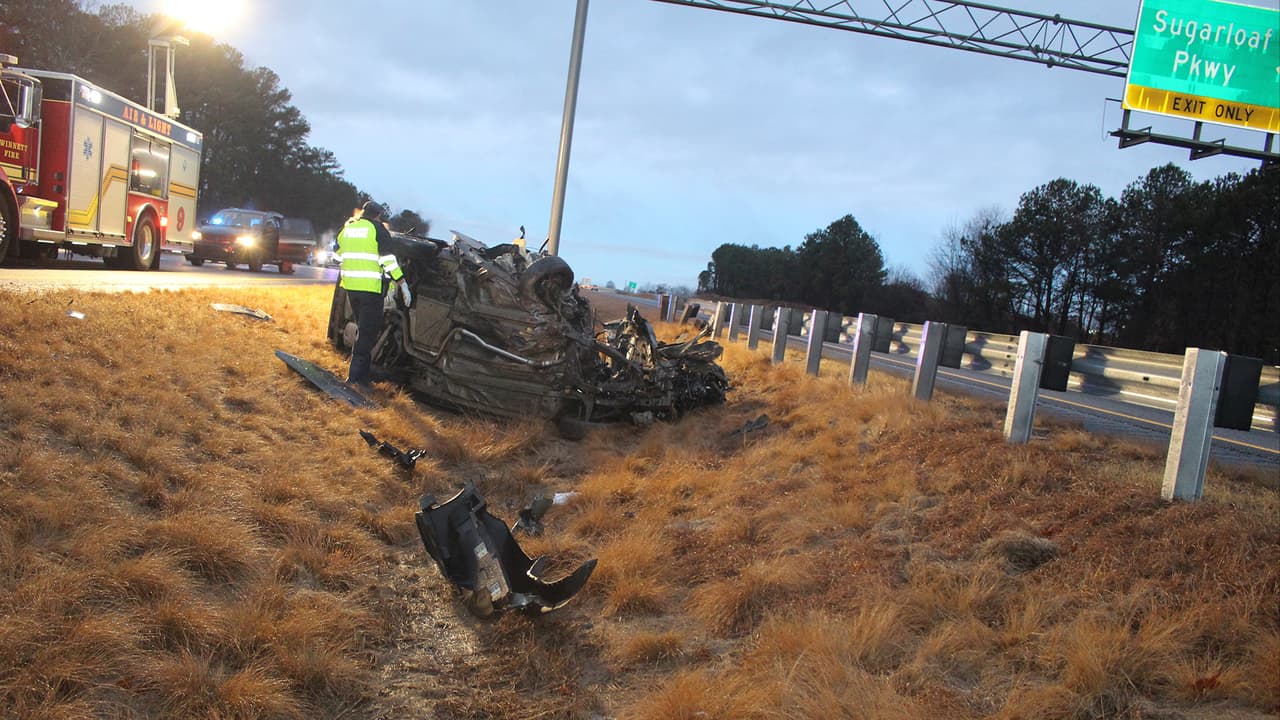 Según los documentos, el vehículo rodó después de chocar contra el poste y la barandilla, causando la muerte de dos pasajeros.