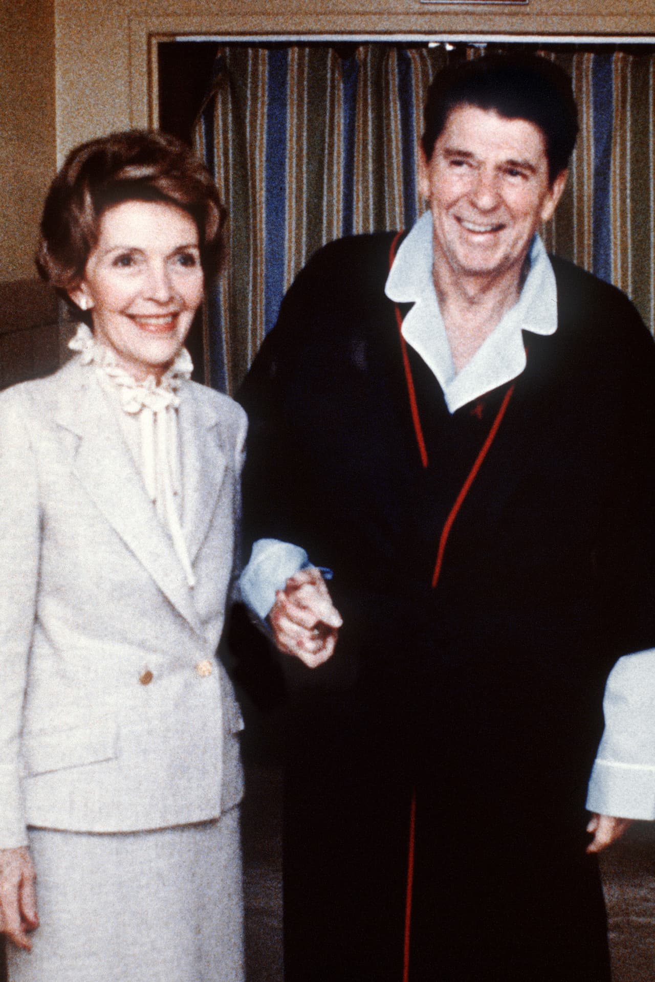 El 3 de abril de 1981, Nancy Reagan acompañaba a su esposo en el hospital después del intento de asesinato contra el presidente.
