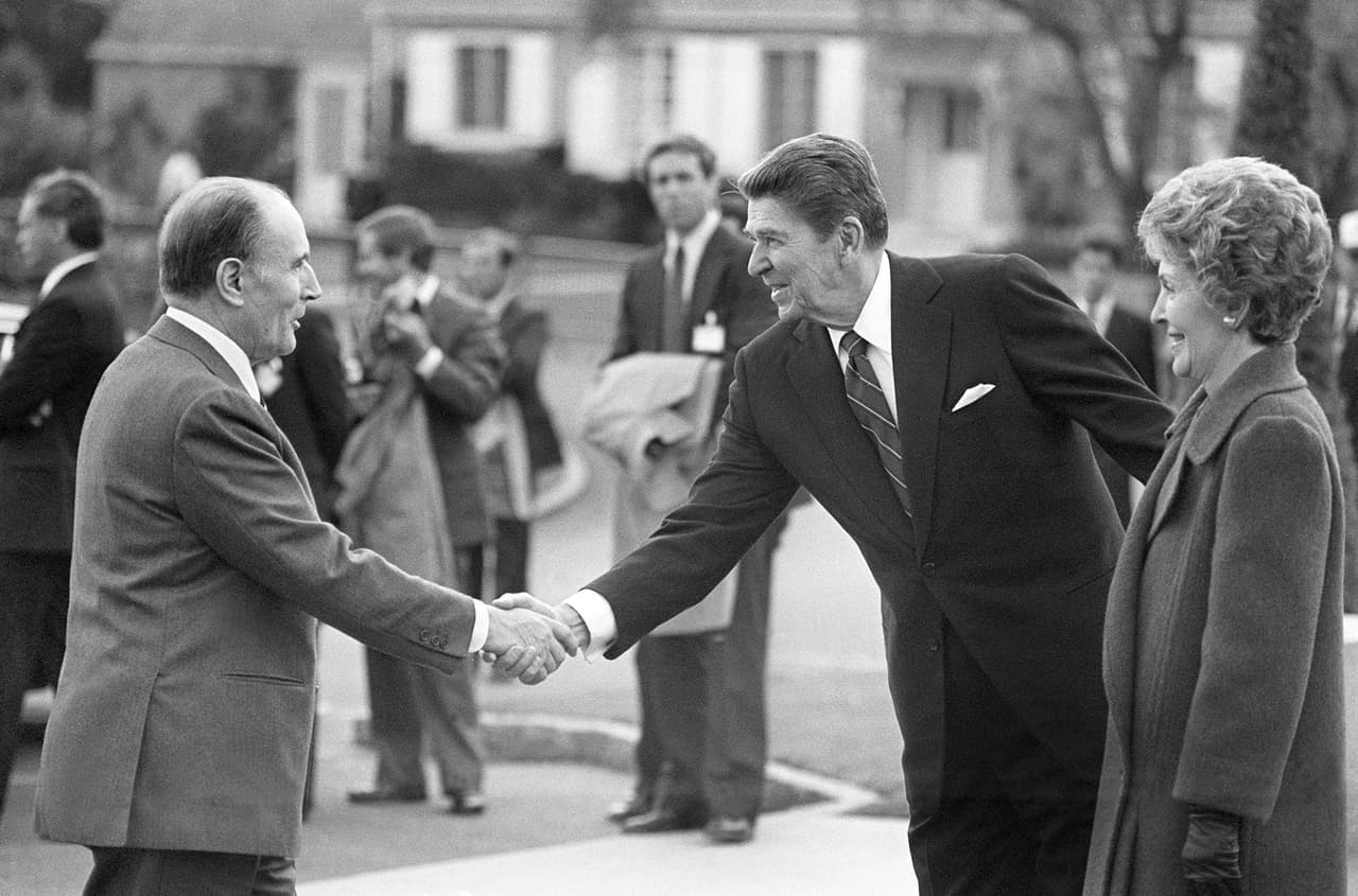 El presidente francés Francois Mitterrand da la bienvenida a su país a los Reagan en junio de 1984.
