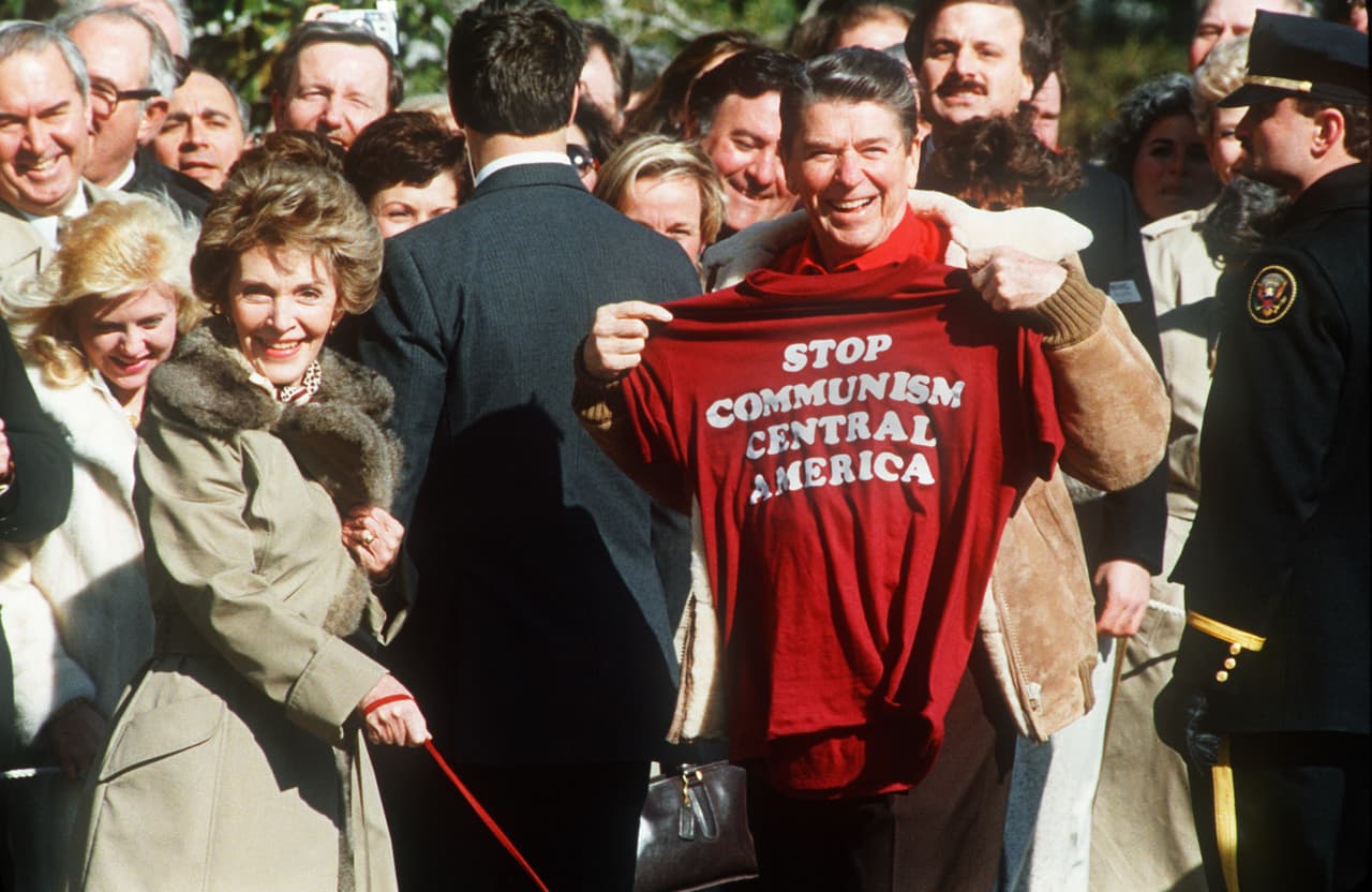 "Alto al comunismo en Centroamérica", reza la playera que porta el presidente Reagan, junto a su esposa, en 1986.