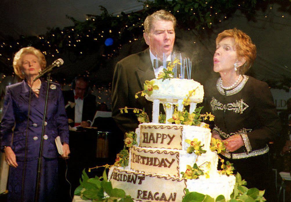 El expresidente Reagan festeja junto a su esposa su cumpleaños número 82 en febrero de 1993.