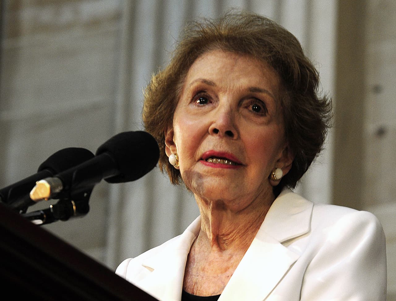 Nancy Reagan pronuncia un discurso en el acto en que se inaugura una estatua del expresidente Reagan en 2009.