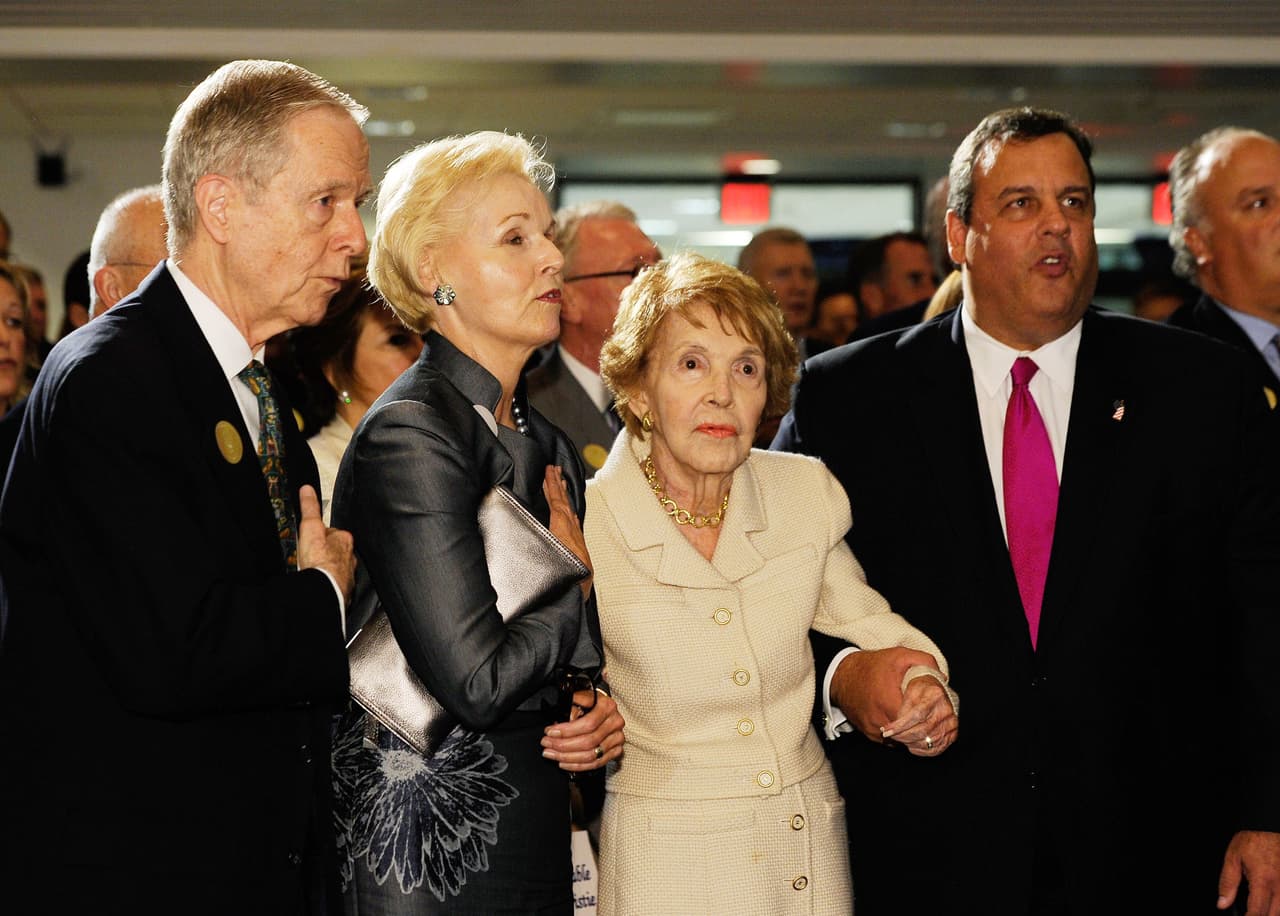 Acompañada de Chris Christie, Pete Wilson y su esposa Gayle, Nancy se alista para un discurso en septiembre de 2011.