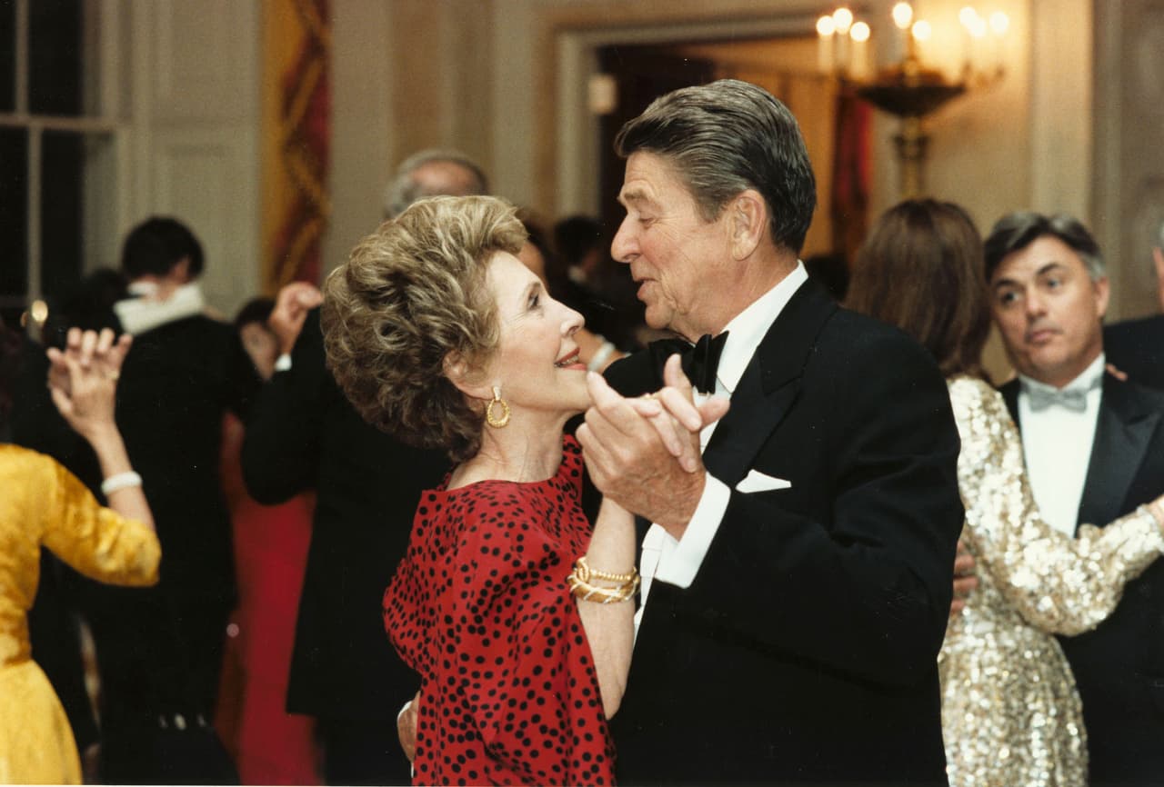 Un baile entre Nancy y Ronald Reagan. Foto cortesía de la Biblioteca Presidencial Ronald Reagan.