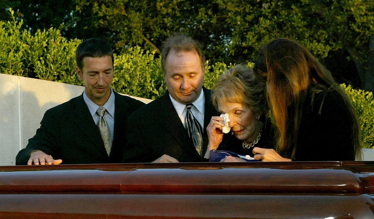 La familia da el último adiós al expresidente, fallecido en junio de 2004.