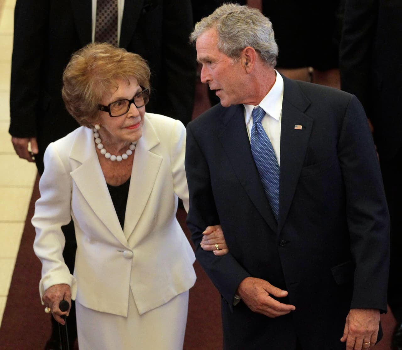 Nancy Reagan con el expresidente George W. Bush, en el marco del funeral de la exprimera dama Bety Ford.