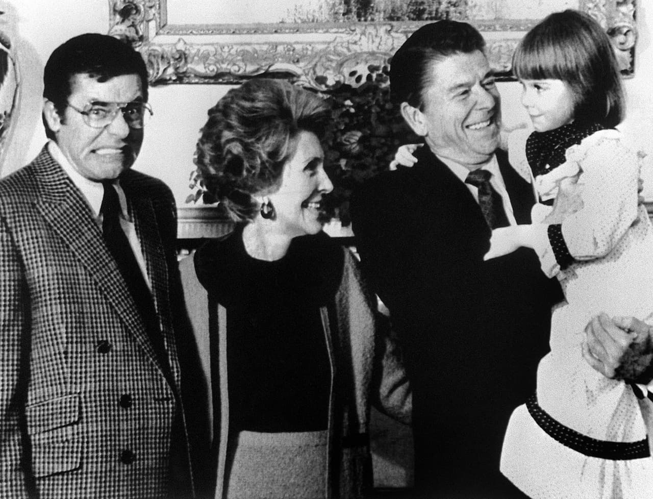 El actor Jerry Lewis junto al matrimonio Reagan en marzo de 1981.