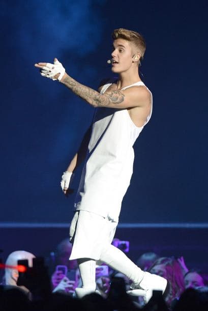 Al parecer Bieber entró sin camisas a un café Starbucks en West Hollywood sin camisa y mostrando la ropa interior con sus pantalones bajos.