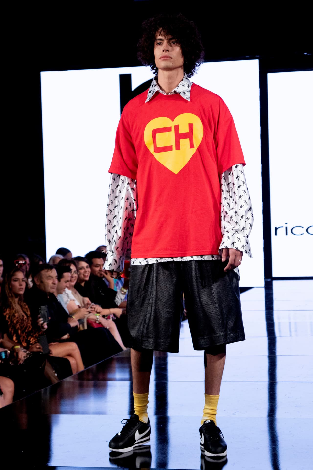 No falta la camiseta con 
<b>el corazón amarillo y la CH</b>, que puede complementarse con otra camisa, de manga larga, incluida en 'Astucia'.