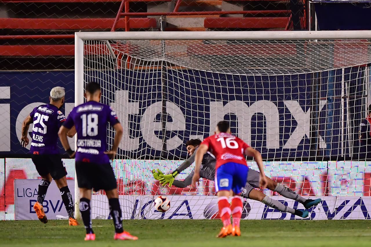 Alexis Canelo tuvo la oportunidad de abrir el marcador desde los once pasos apenas rebasados los 70’ de juego, pero el cancerbero escarlata atajó el tiro con poco esfuerzo. Toluca y San Luis llegaron a 18 y 12 unidades, respectivamente. En la J11, San Luis visitará Querétaro y Toluca recibirá al Pachuca.