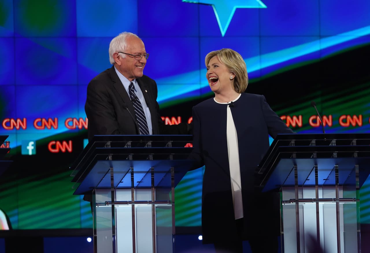 Sanders y Clinton durante el debate de Las Vegas