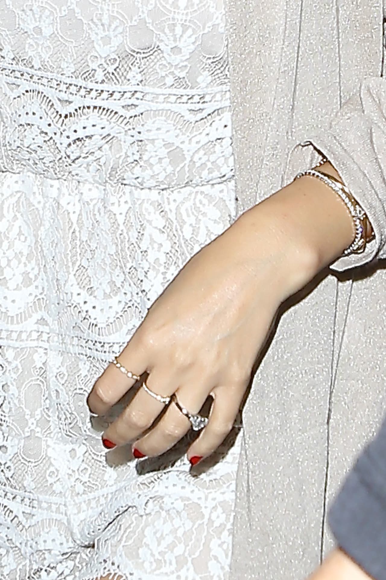 Un impresionante diamante que seguramente debe pesar.