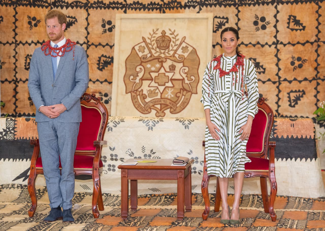 El 26 de octubre, la duquesa se puso un vestido de rayas verde oliva del diseñador australiano Martin Grant para una colorida recepción tradicional en la excolonia británica.