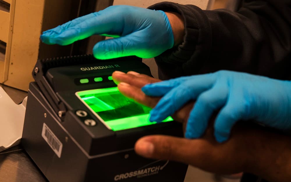 Aplazan dos semanas toma de huellas digitales a quienes pidan extender una visa o un cambio de estatus