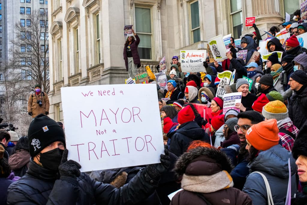 El fiscal general adjunto Emil Bove argumentó que los cargos deben retirarse para permitir que Adams se concentre en temas de inmigración ilegal y delitos violentos.