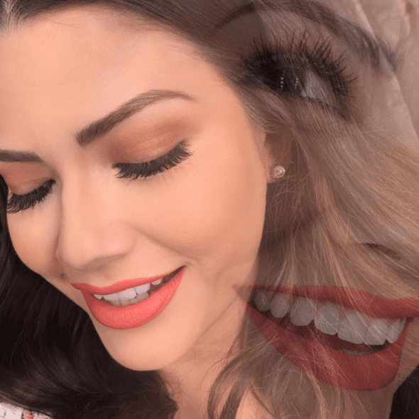 Una mujer dispuesta a conquistar el mundo con una sonrisa.