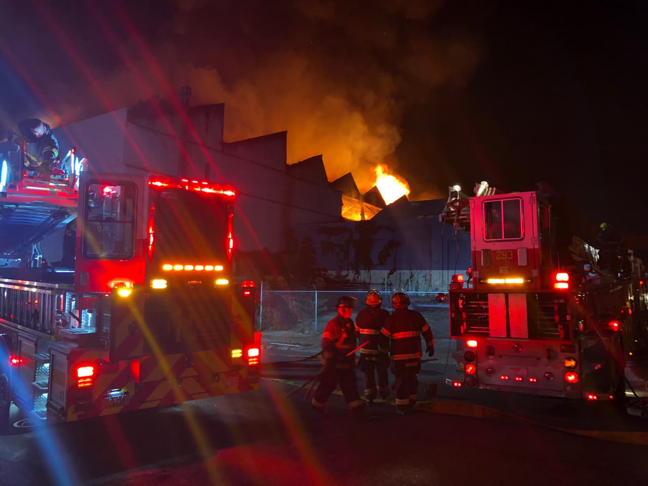 Los bomberos dijeron que en el local habían varias estructuras de almacenaje y fabricación de productos, entre ellos papel.