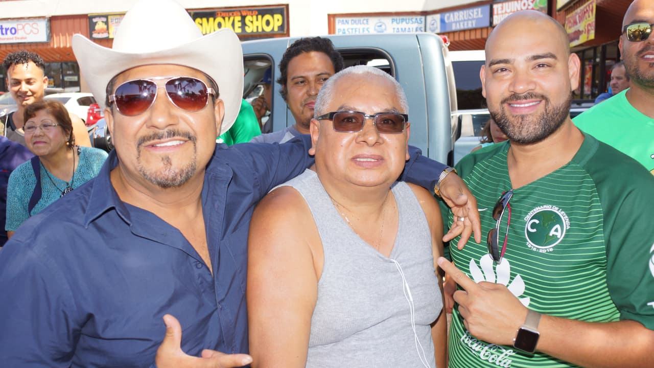 La Hondureña confía en que su selección le gane a México y en un próximo partido, y no tiene problema con seguir pagando apuestas hasta lograr que El Feo y El Pelón sean los que paguen el siguiente reto.