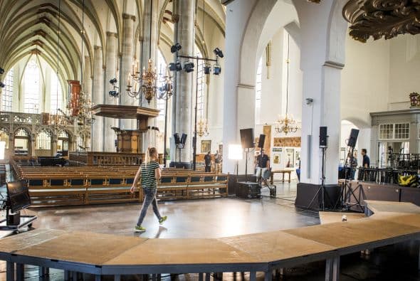 Horas antes, los organizadores del servicio religioso preparaban los últimos detalles.