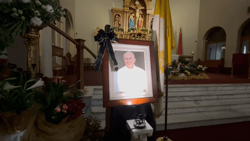 Dentro de la Basílica de Santa María en el centro de Phoenix, una fotografía del pontífice tenía un moño negro.