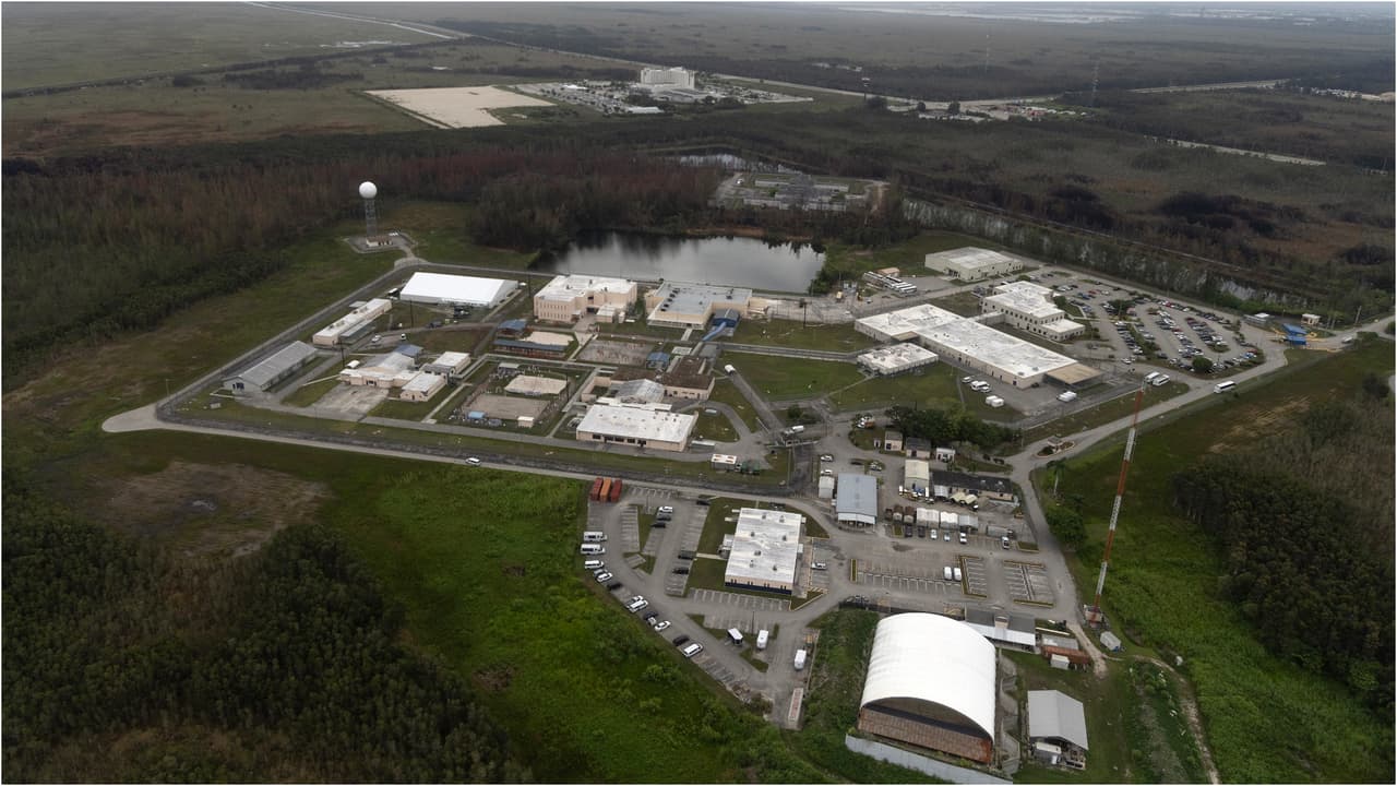 Tensión en los Everglades: protestas y presencia militar en nuevo centro de detención