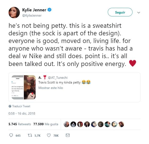 “Travis no está tratando de ser mezquino. Esto es el diseño de una sudadera (el calcetín es aparte del diseño). Todos estamos bien, pasada la página, viviendo la vida”.
<br>