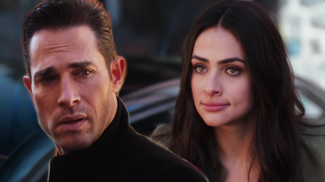 A su regreso, mientras caminaba por la calle y recordaba con amor sus días con Asya, 
<b>Adela</b> (
<b><a href="https://www.univision.com/temas/renata-notni" target="_blank">Renata Notni</a></b>) apareció con su auto y por poco lo atropella. Tras el incidente, él se subió a su coche sabiendo que en ella encontraría a una maestra del volante.