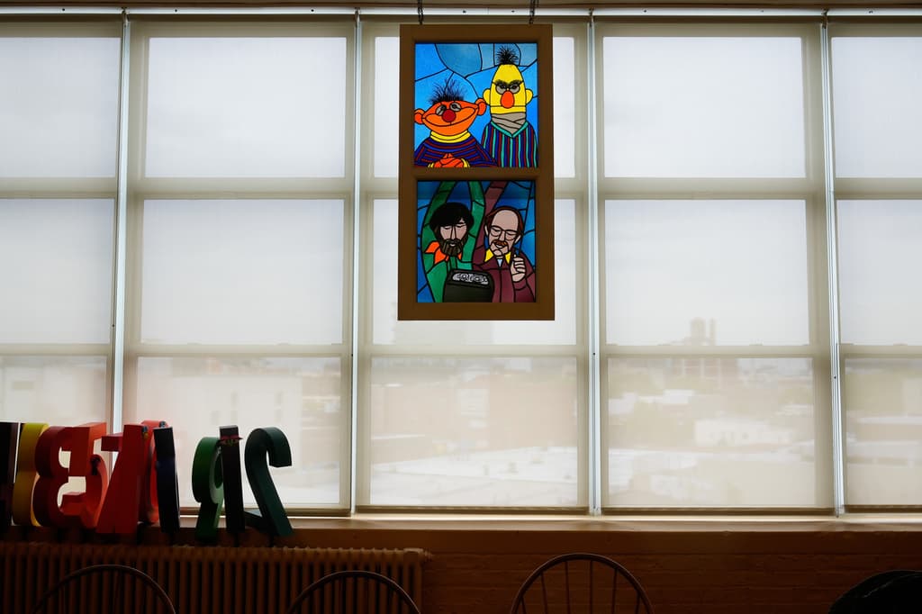 A las afueras del taller, en Nueva York, esta pieza en vidrio exalta a los famosos personajes de
<b> Bert y Ernie (Beto y Enrique) </b>junto a Jim Henson (a la derecha) y su más estrecho colaborador, el
<b>titiritero británico Frank Oz</b>.