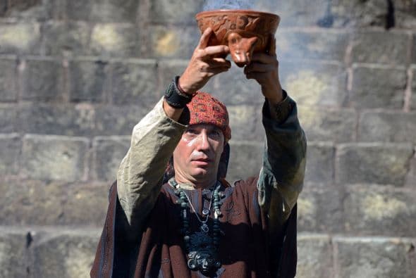 Marroquín, quien llegó a Tikal con otros sacerdotes para hacer una ceremonia paralela, criticó que la fecha se haya usado como "mercancía". "No somos magos ni brujos (...), somos científicos de pensamiento propio", subrayó.