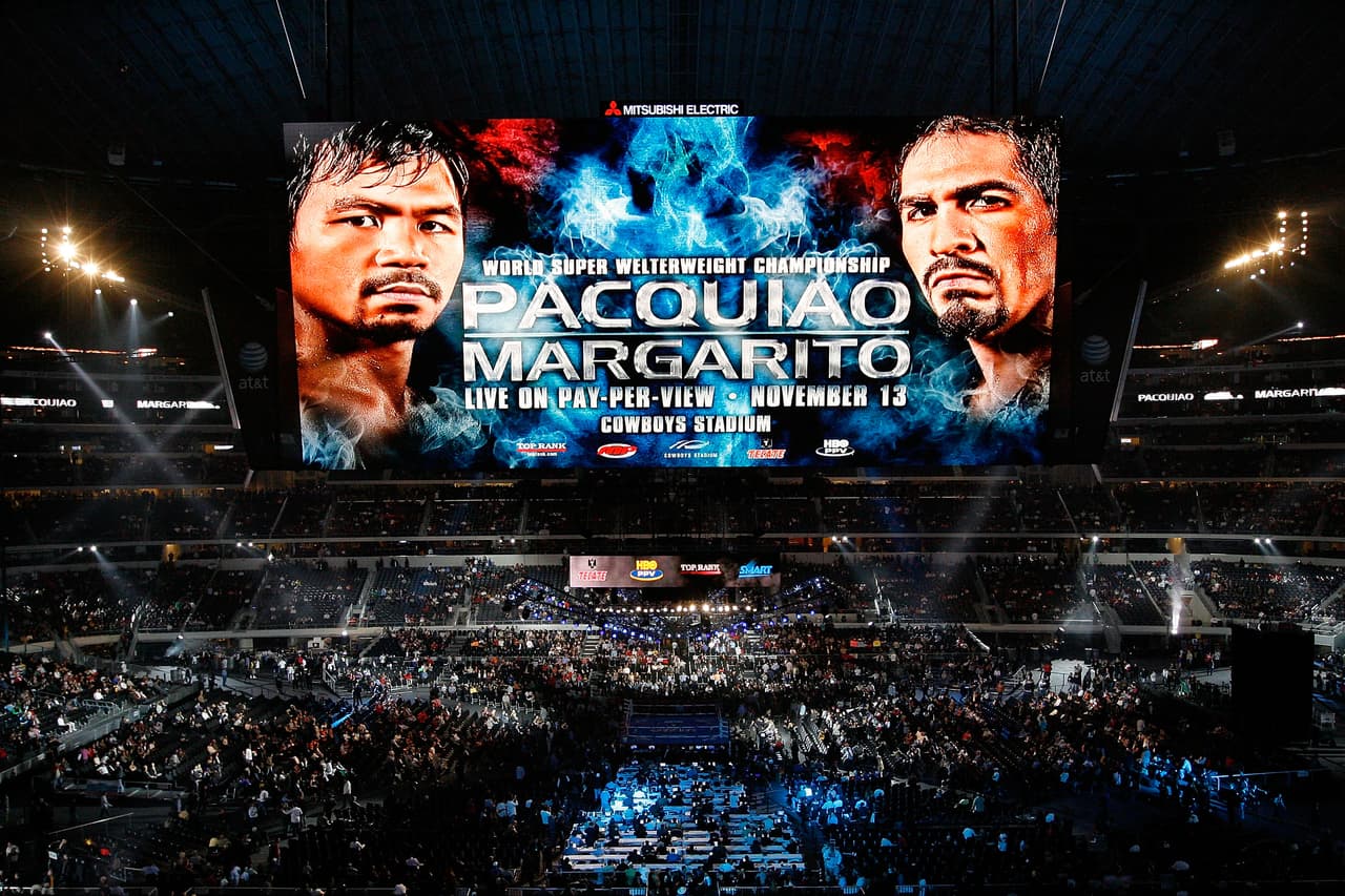 En septiembre del mismo año el estadio entró en el Libro Guinness de Récord Mundiales por contar con la pantalla de video de alta definición más grande del mundo, aunque años más tarde lo perdieron ante una pantalla mayor en el EverBank Field de Jacksonville, Florida, hogar de los Jaguars de la NFL.