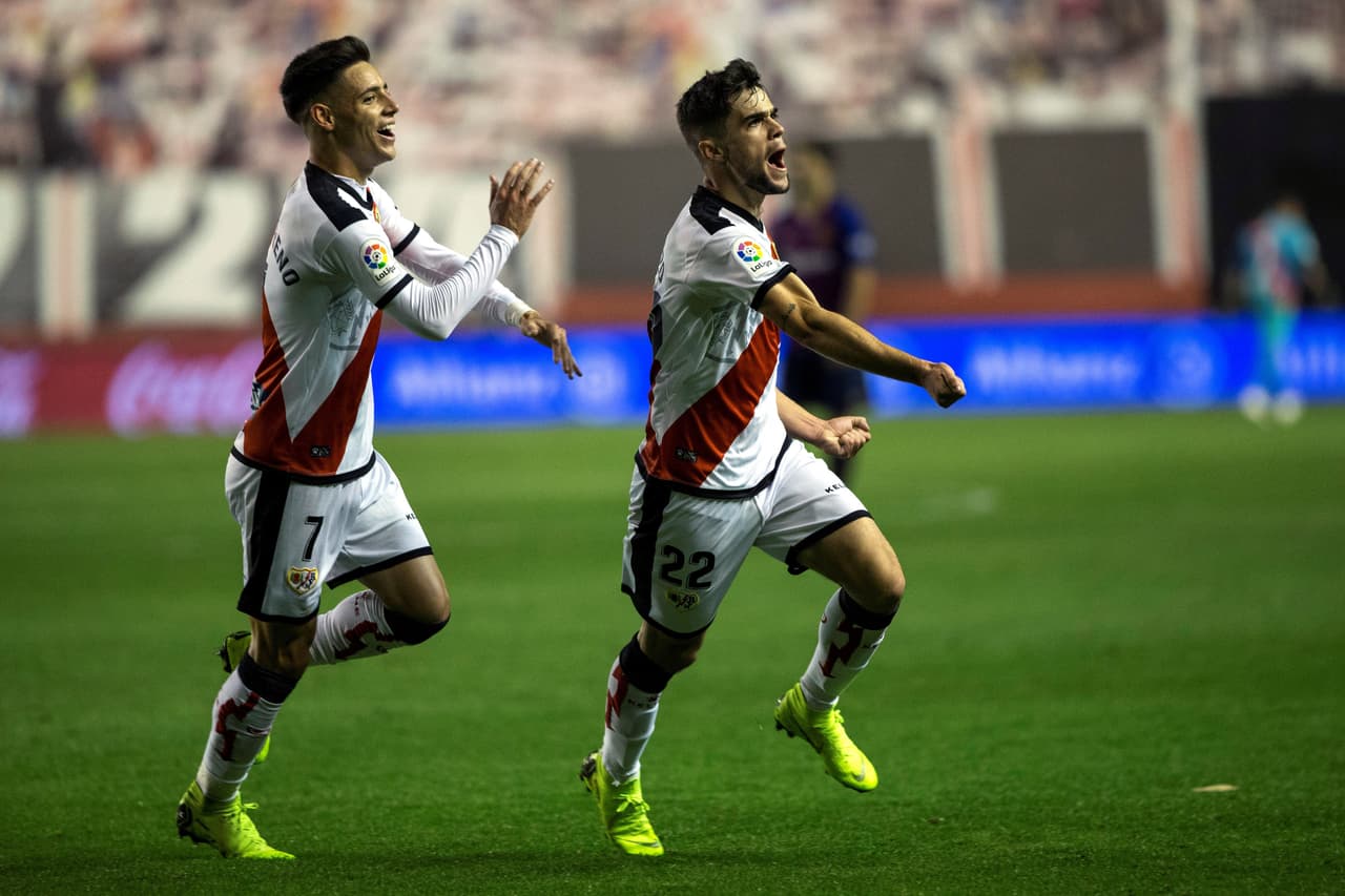 El mediocampista José Pozo (derecha) empató al minuto 35 para el Rayo Vallecano, el 1-1 parcial en el marcador.