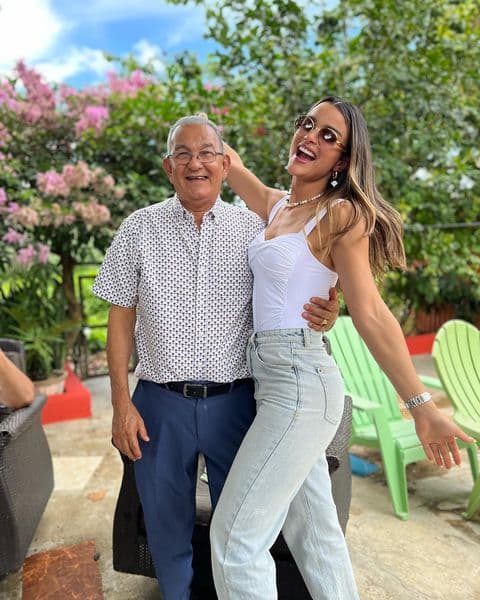 En agosto de 2022, Clarisa hizo público que visitó a su papá y al resto de su familia en el país del Caribe al postear una serie de instantáneas en Instagram.
<br>