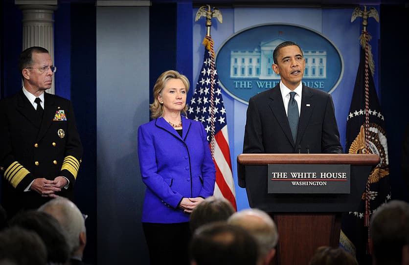 Hillary Clinton, centro, como secretaria de Estado, rodeada por el Admiral Michael Mullen y el presidente Barack Obama en la Casa Blanca, Washington, DC, marzo 26, 2010.
