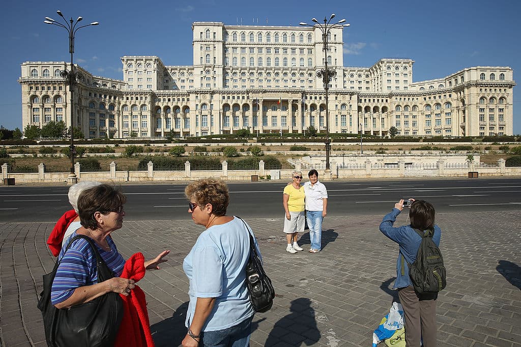 Puesto 16.
<b>Rumania</b>, el país de castillos de cuento, ciudades medievales y lugares fantásticos para disfrutar de la naturaleza. Ocupa el puesto 16 pues sus ciudadanos con pasaporte pueden ingresar a 171 países sin visado.